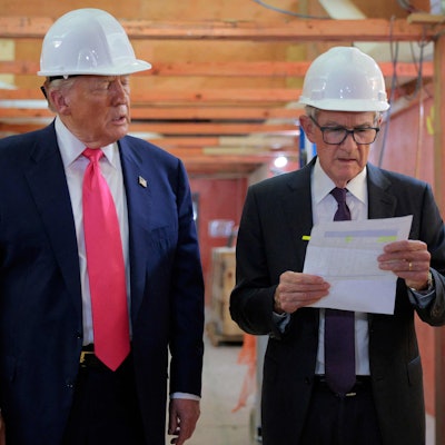 US-Präsident Donald Trump überreicht Notenbank-Chef Jerome Powell ein Dokument, das seine Behauptung stützen soll. Powell war jedoch nicht überzeugt. (Archivbild)