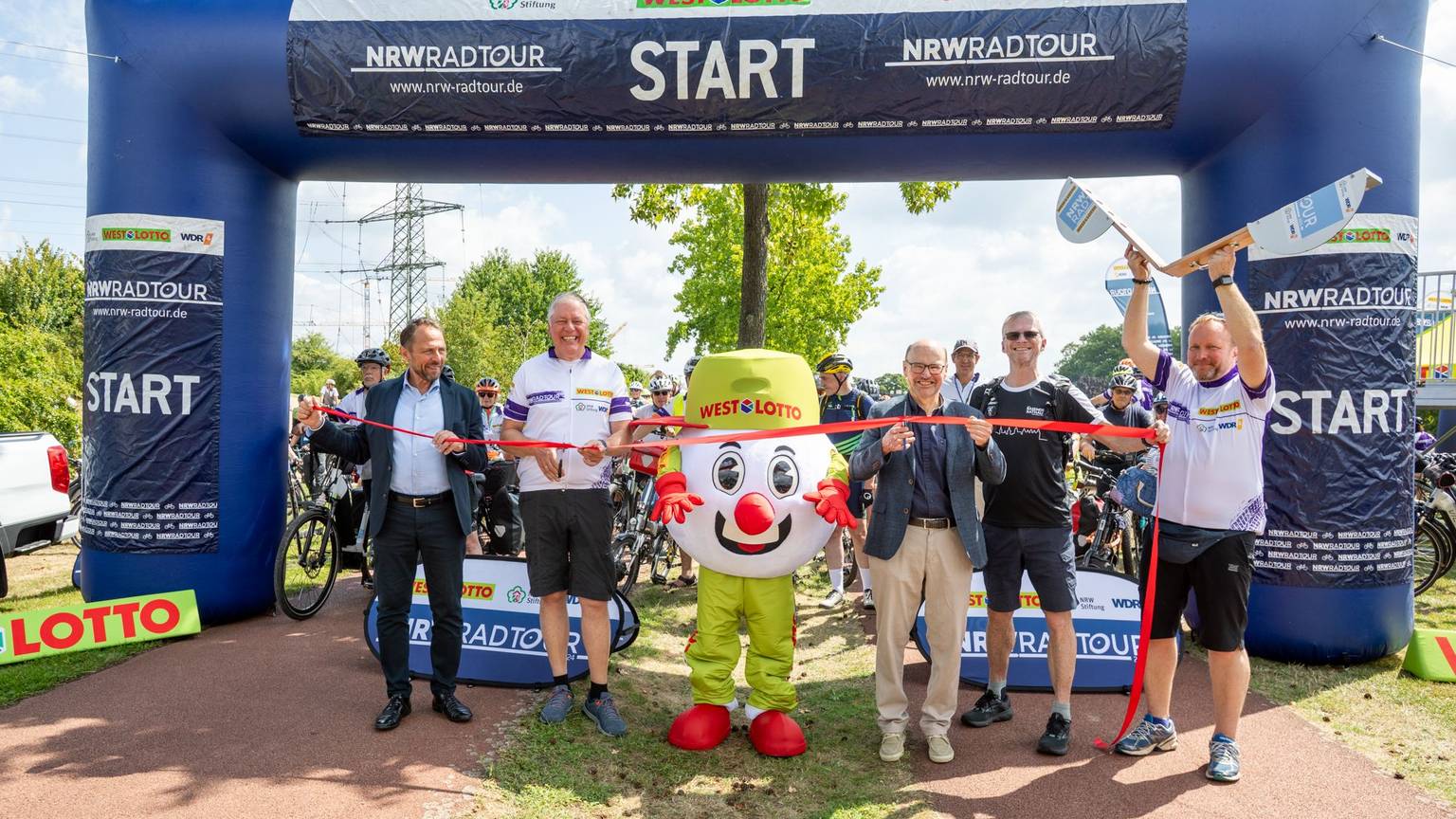Ob beim Start, unterwegs auf der Strecke, an den Pausenstopps oder abends beim Sommer-Open-Air: Die Stimmung auf der NRW-Radtour war bestens.
