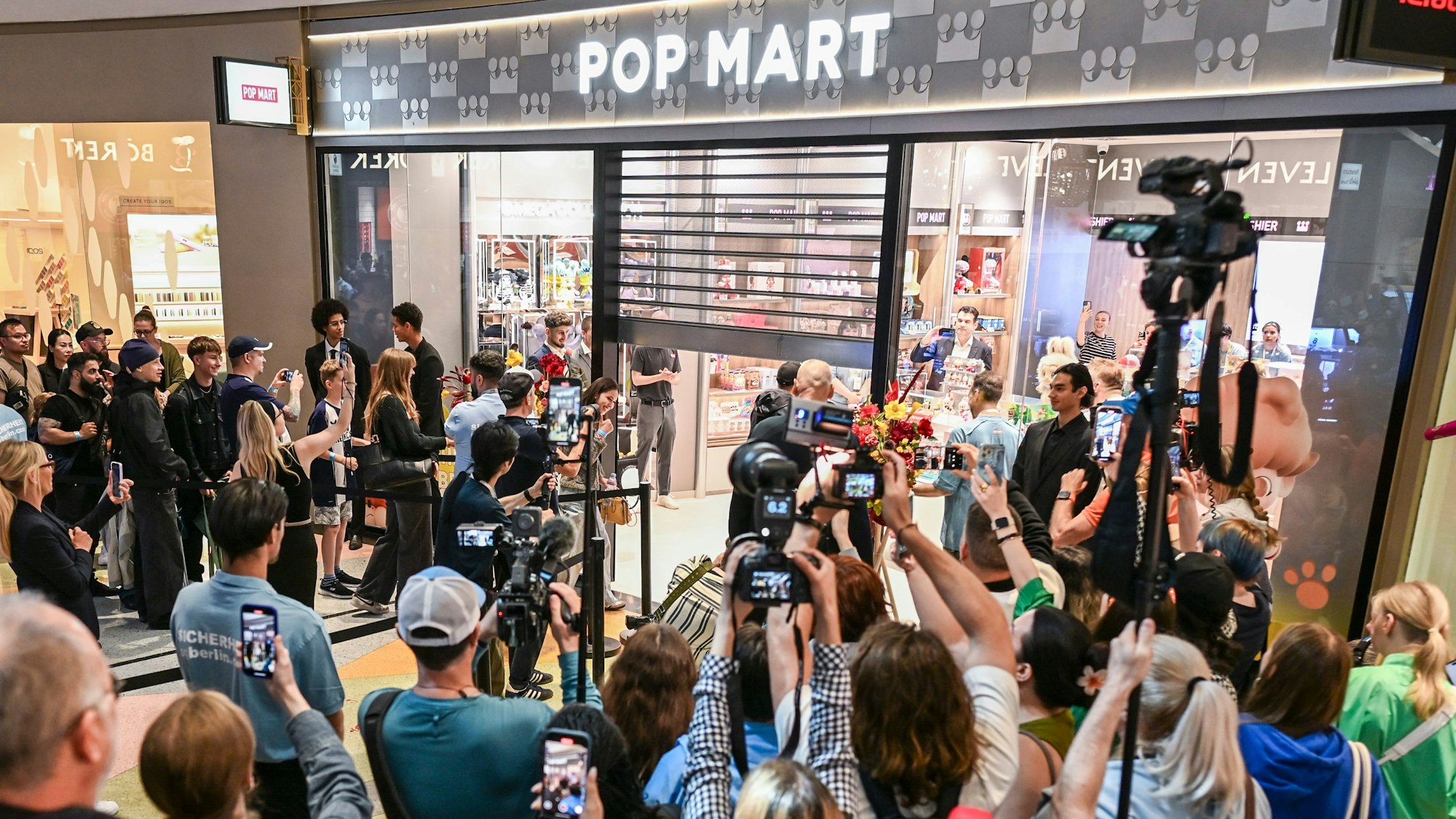 Großer Andrang herrscht bei der Eröffnung im ersten Labubu-Store Deutschlands im Alexa Einkaufscenter.