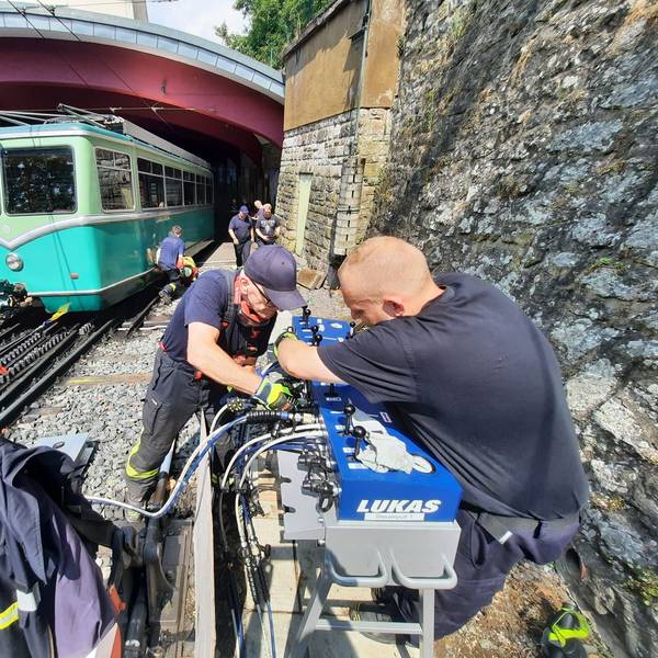Triebwagen der Drachenfelsbahn entgleist