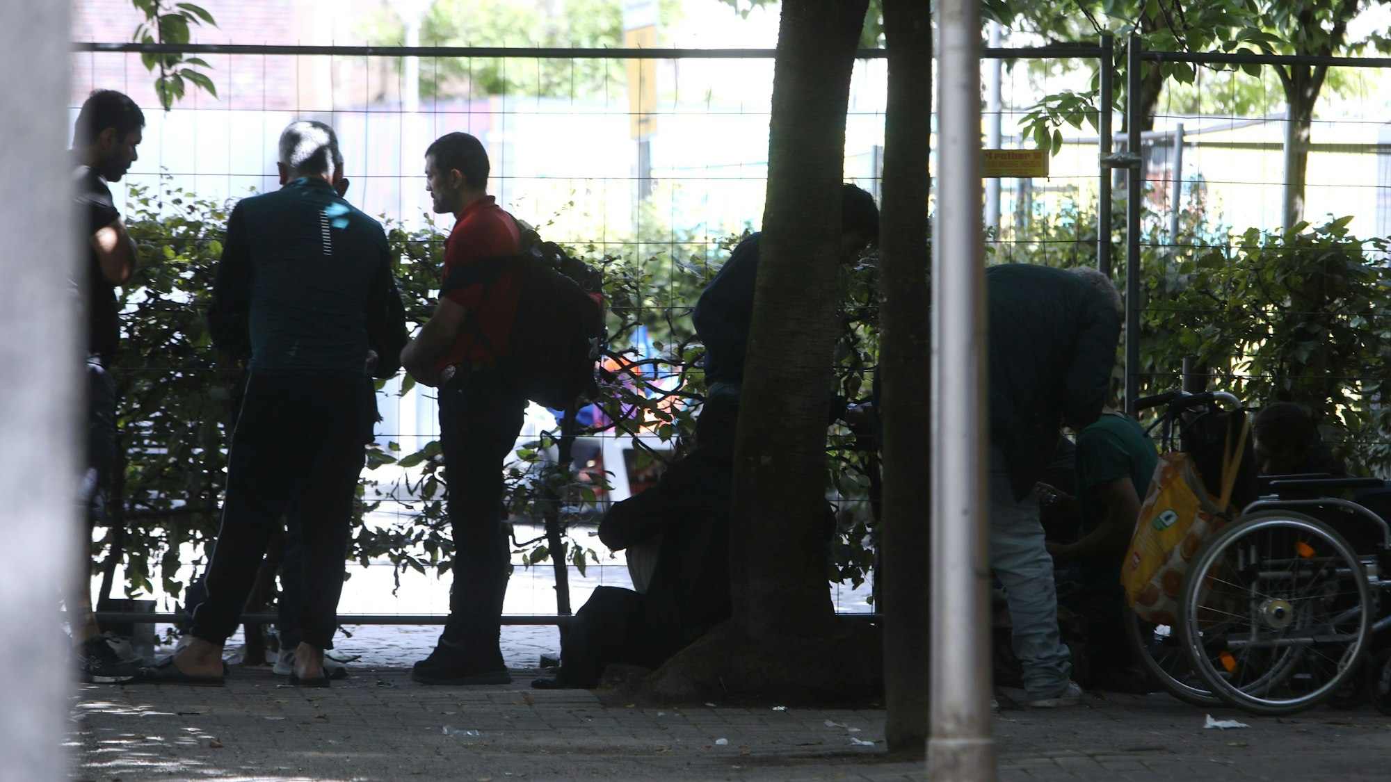 23.07.2025, Köln: Ein Deal am Haubrich-Hof. Rund um den Neumarkt - ein Ortsbesuch in der Innenstadt. Zahlreichen Drogenabhängigen prägen das Bild des Stadtteils. Die Polizei ist im Dauereinsatz. Foto: Arton Krasniqi
Personen müssen unkentlich gemacht werden!!!!