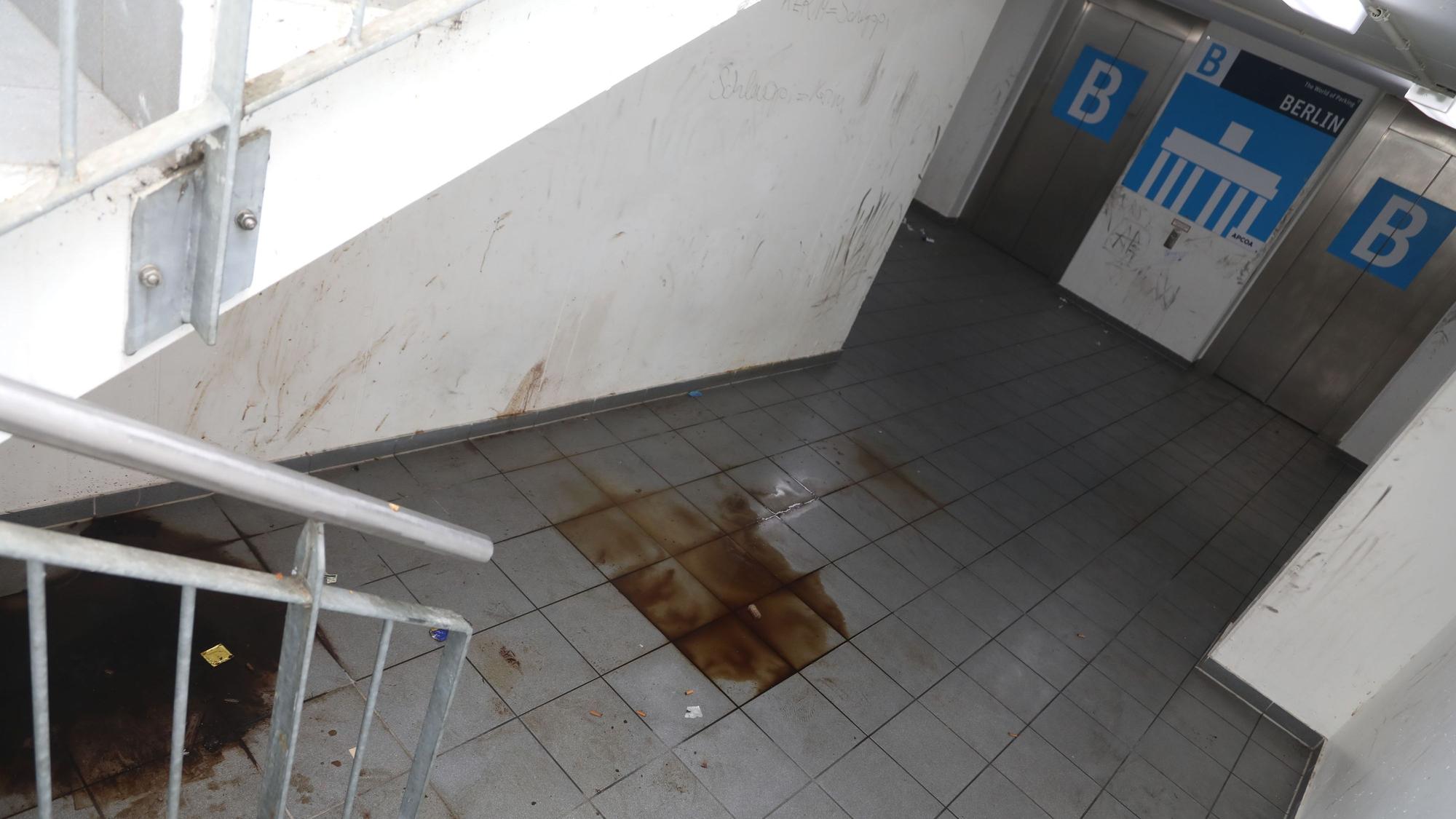 04.07.2025, Köln: Das Parkhaus Cäcilienstraße am Neumarkt. Die hygienischen Zustände zwingt den Betreiber eine Parkebene zu schließen. Foto: Arton Krasniqi