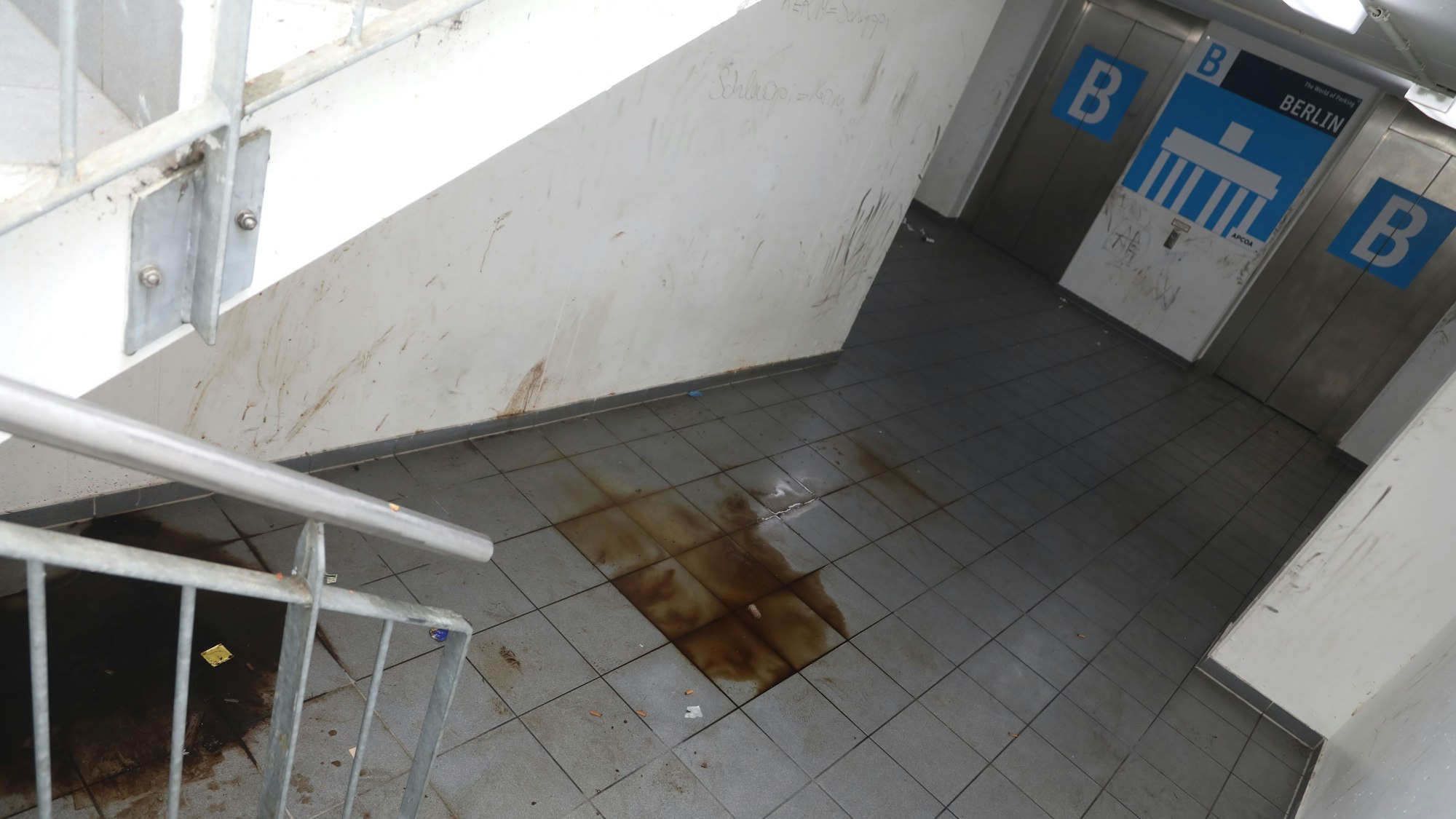 04.07.2025, Köln: Das Parkhaus Cäcilienstraße am Neumarkt. Die hygienischen Zustände zwingt den Betreiber eine Parkebene zu schließen. Foto: Arton Krasniqi