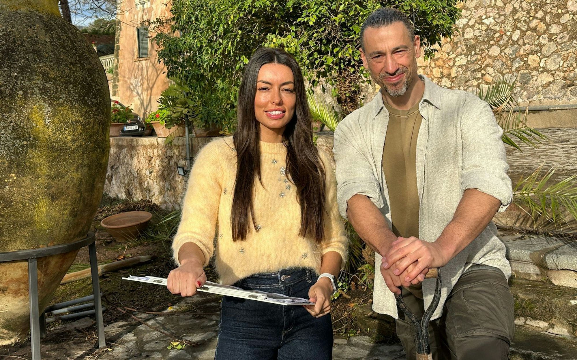 Landschaftsarchitekt Davit Arican kümmert sich jetzt gemeinsam mit seiner spanischen Kollegin Lourdes Vázquez um mallorquinische Traumgärten. „Wir bewegen uns also in ganz neuen Dimensionen“, schwärmt der „Gartenprofi“ im Interview. (Bild: ZDF / Tom Gläser)