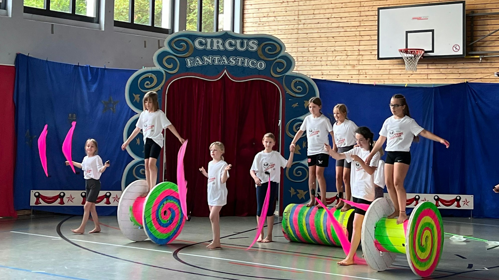 Kinder präsentieren die Kunststücke die sie im Laufe der Woche erlernt haben