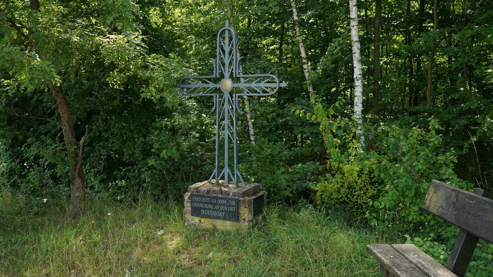 Das Foto zeigt ein Gedenkkreuz.