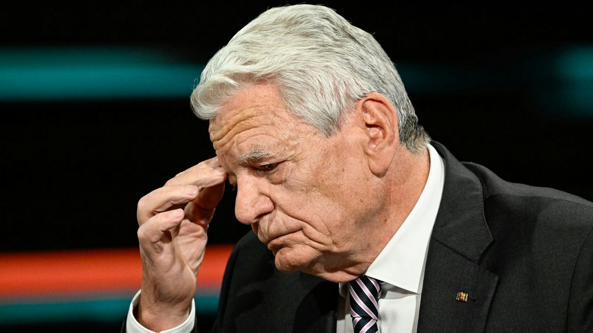 Der ehemalige Bundespräsident Joachim Gauck äußerte am Donnerstagabend schweren Herzens Kritik an der israelischen Regierung mit Blick auf die jüngsten Militärschläge in Gaza. (Bild: ZDF / Markus Hertrich)