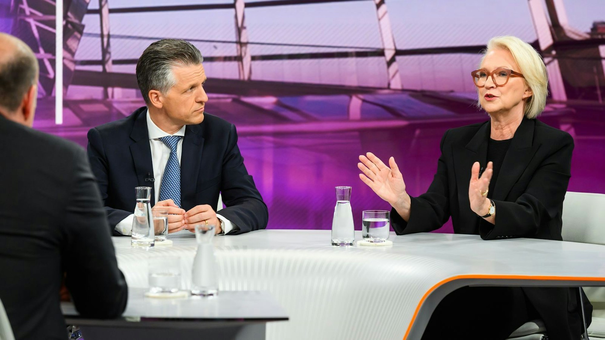 Monika Schnitzer hat Thorsten Frei und Verena Hubertz vorgeworfen, an der falschen Stelle zu sparen. (Bild: Jule Roehr/ZDF)