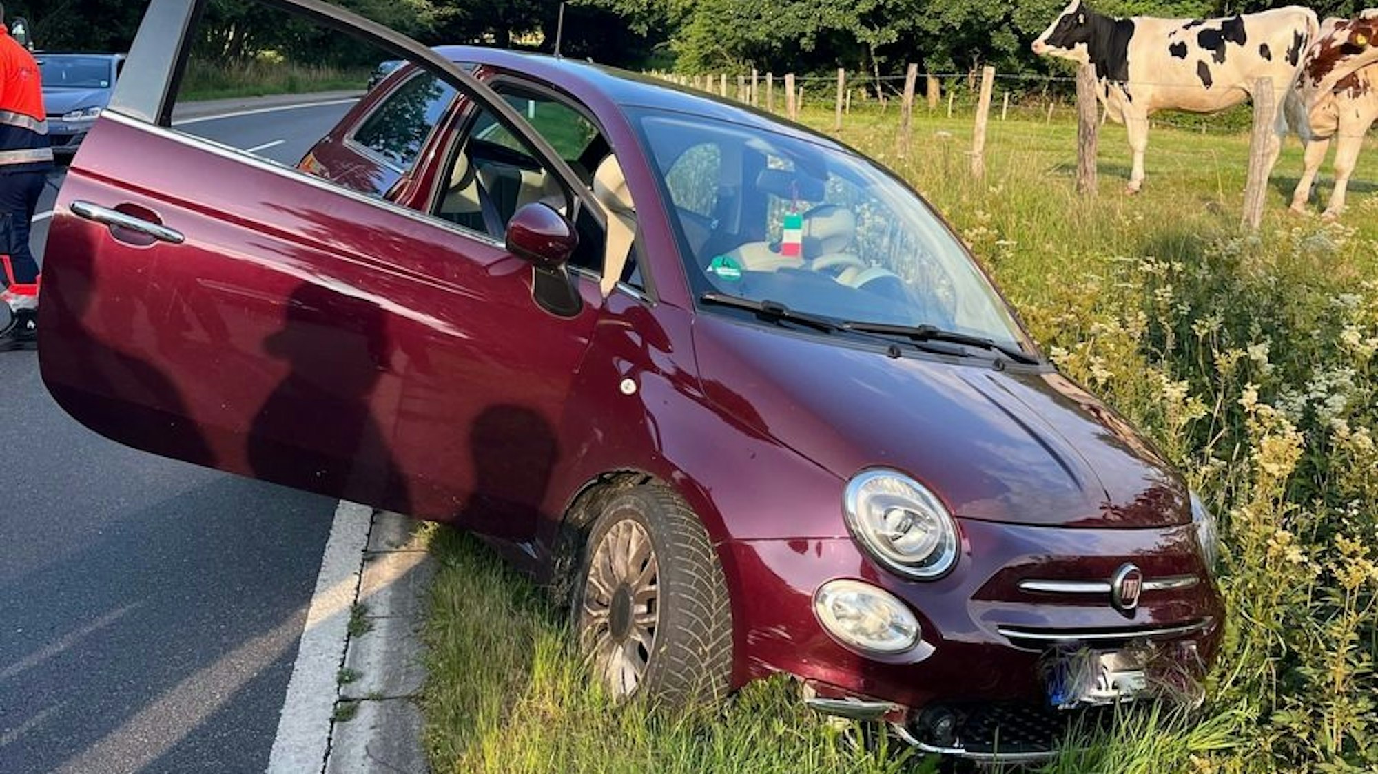 Der lila Kleinwagen des Unfallverursachers steht in einem Graben.