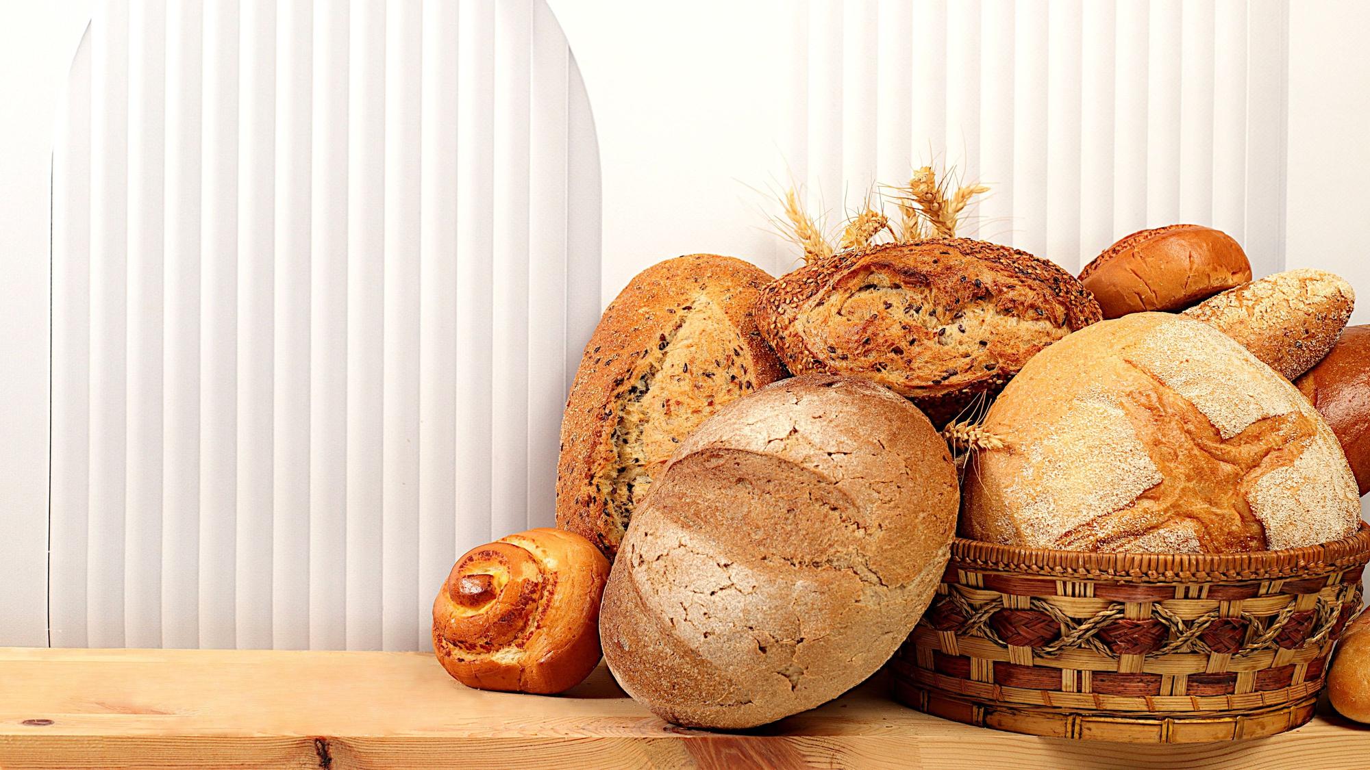 Frisch gebackene Bäckereiprodukte auf dem Küchentisch.