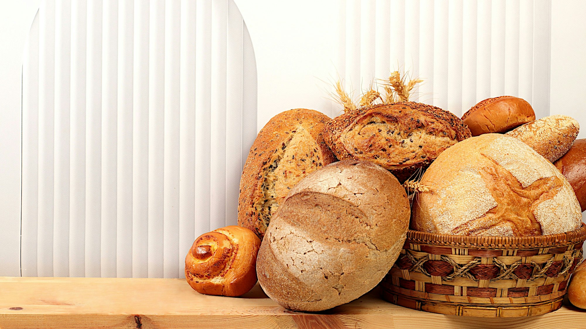Frisch gebackene Bäckereiprodukte auf dem Küchentisch.