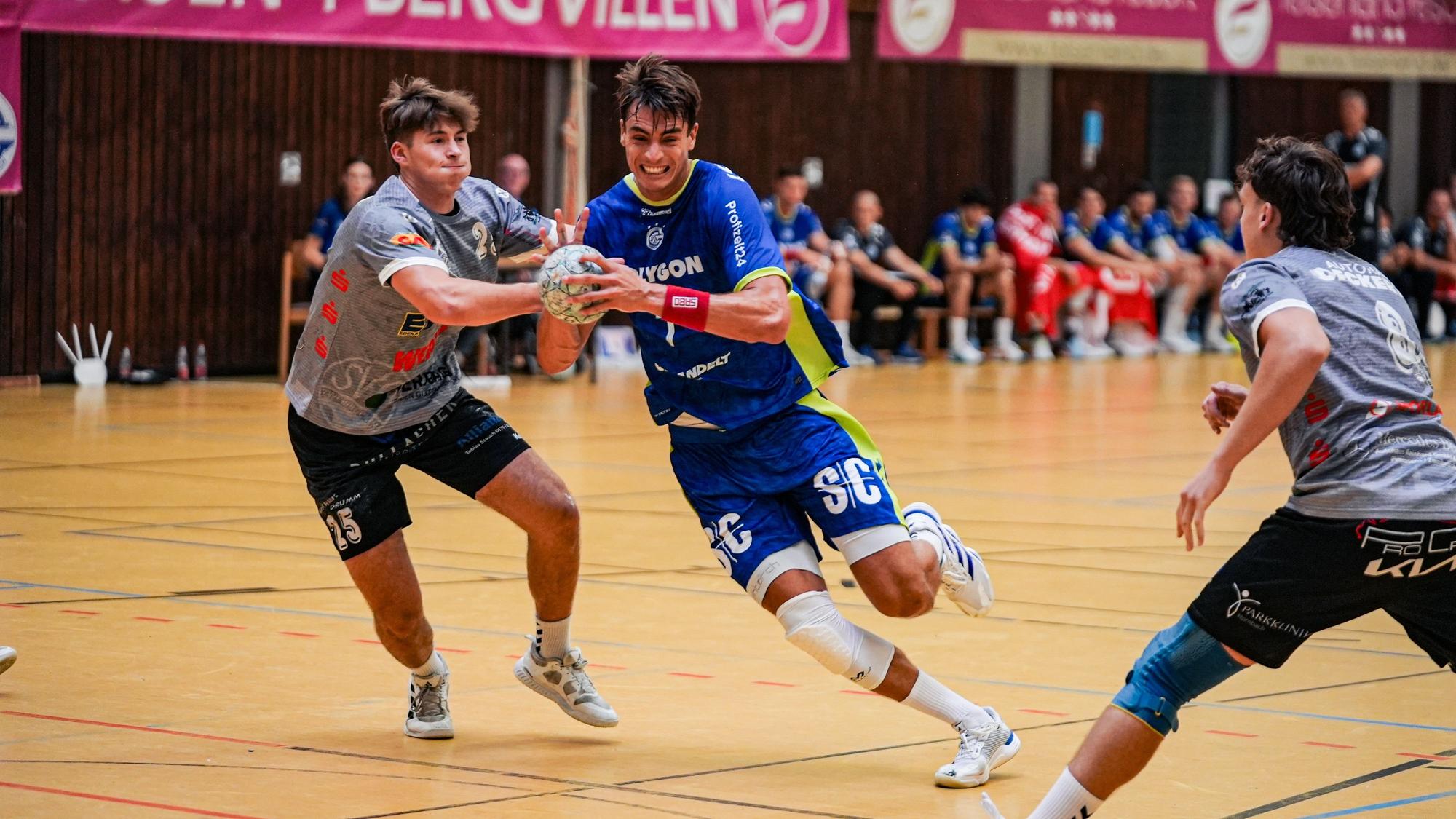 Eine Spielsituation bei einem Handballspiel.