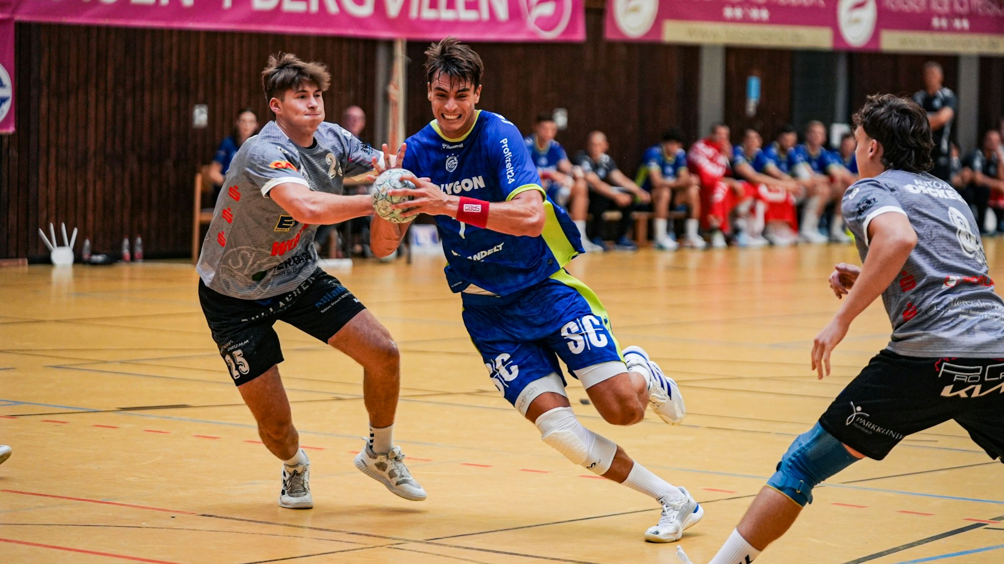 Eine Spielsituation bei einem Handballspiel.
