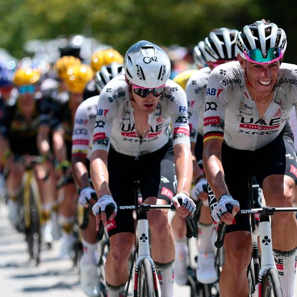 Das Foto zeigt einen Radprofi auf der 18. Etappe der Tour de France, der die Führungsarbeit vor seinen Teamkollegen macht.