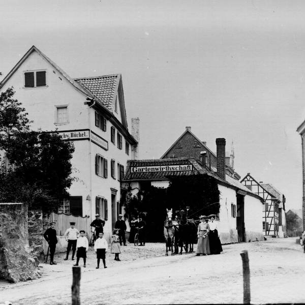 Vor dem Gasthaus „Zur Burg“ stehen die drei Töchter des Betreibers Heinrich Büchel.