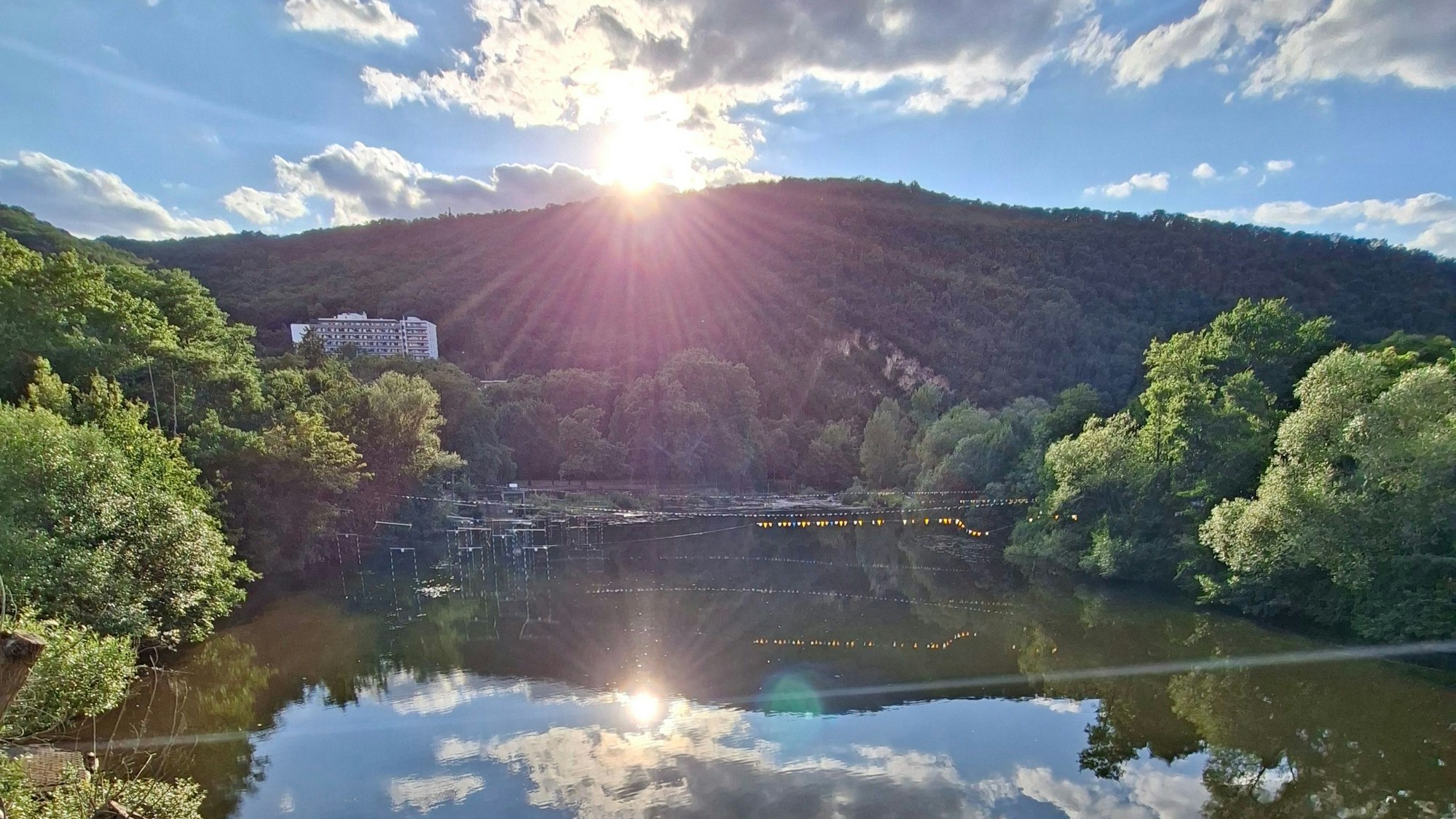 Sonne und Wolken spiegeln sich in Bad Kreuznach im Wasser.