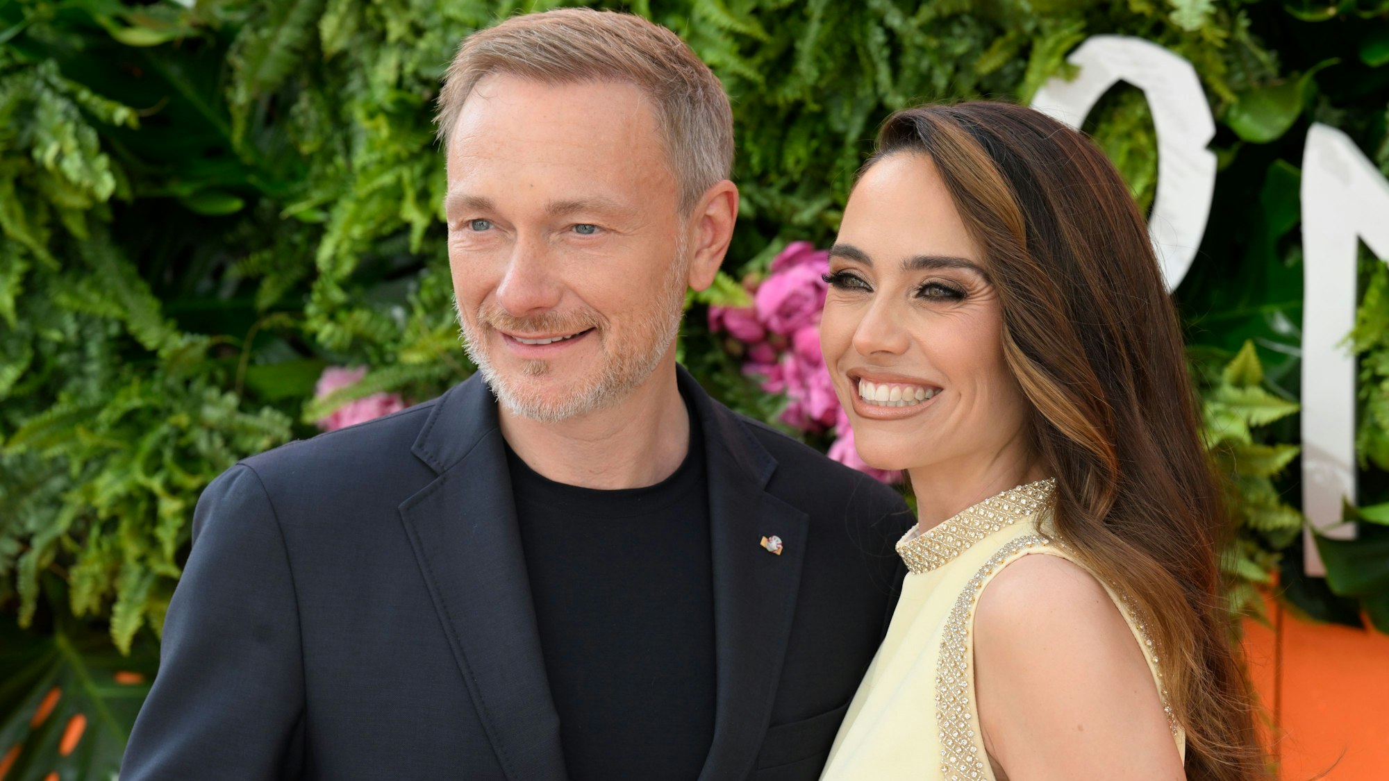 Franca Lehfeldt (r), eine der Organisatorinnen der Veranstaltung ‚Women on Top‘, steht zu Beginn der Veranstaltung am 26. Juni mit ihrem Ehemann, Ex-Bundesfinanzminister Christian Lindner, vor der Kamera.