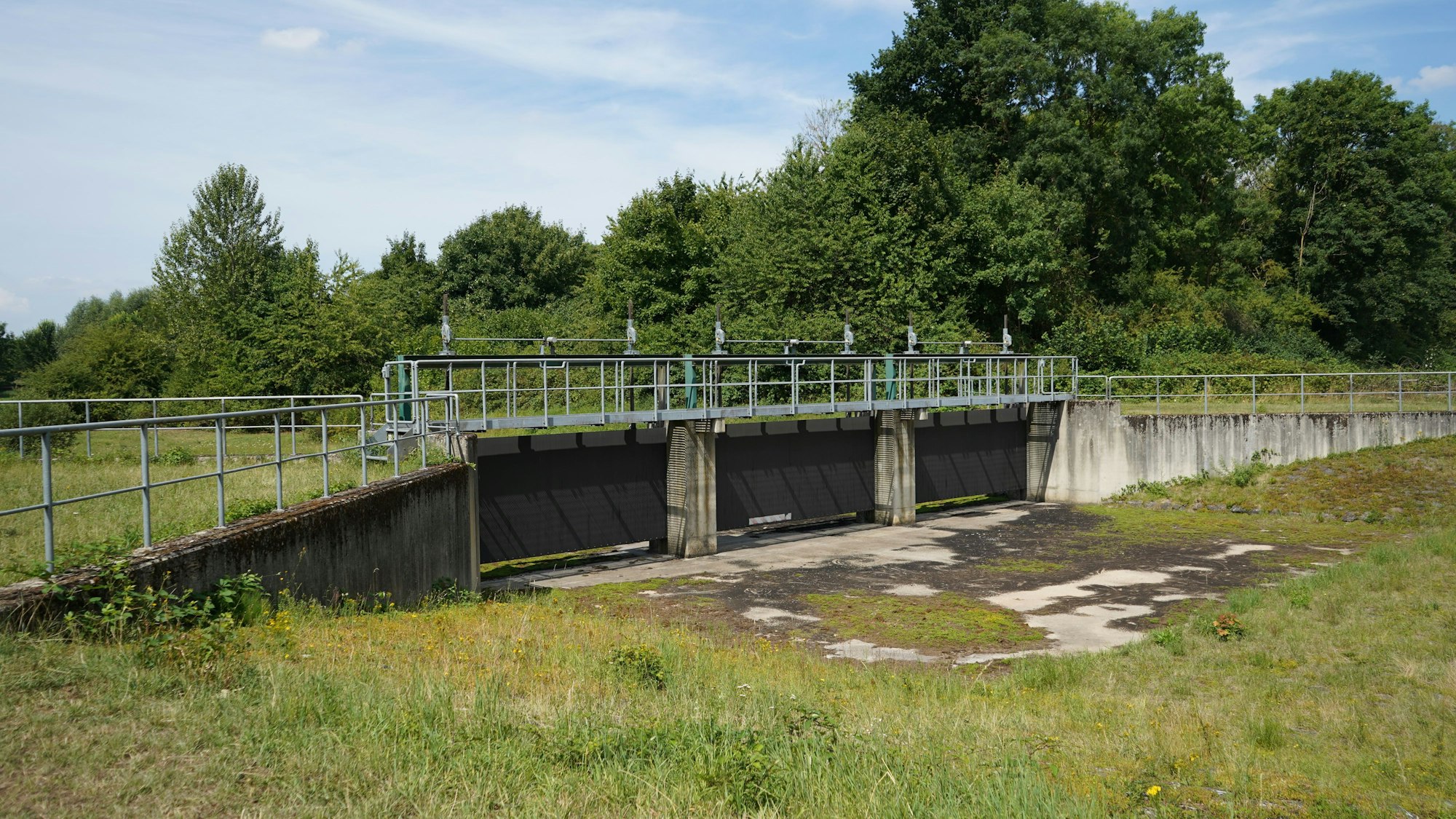Das Foto zeigt eine Wehranlage.