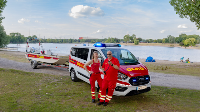 Marina Geisler und Christof Schmitz vertrauen bei ihrem ehrenamtlichen Einsatz bei der DLRG auf den Ford Transit.
