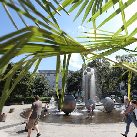 Abkühlung im Brunnen am Ebertplatz. Foto: Arton Krasniqi