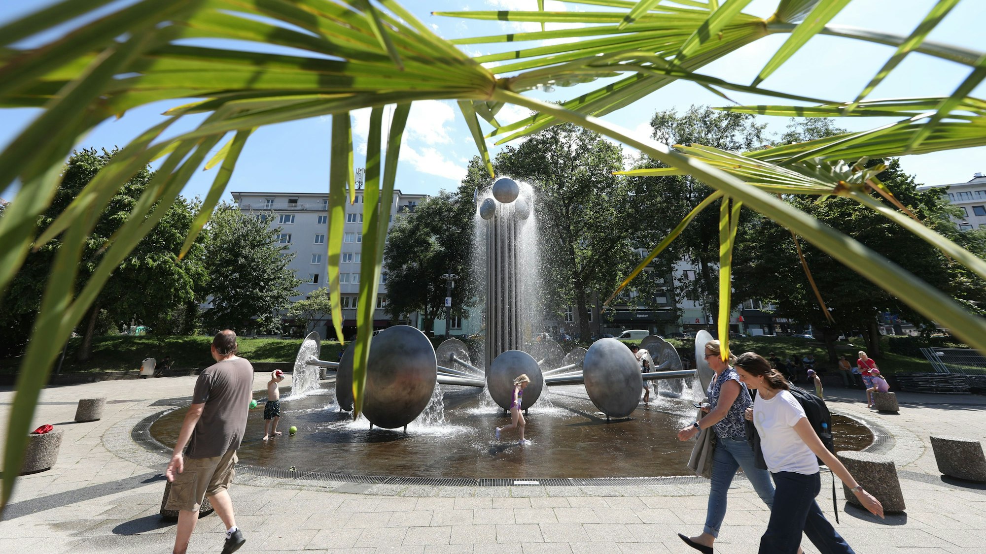 Abkühlung im Brunnen am Ebertplatz. Foto: Arton Krasniqi