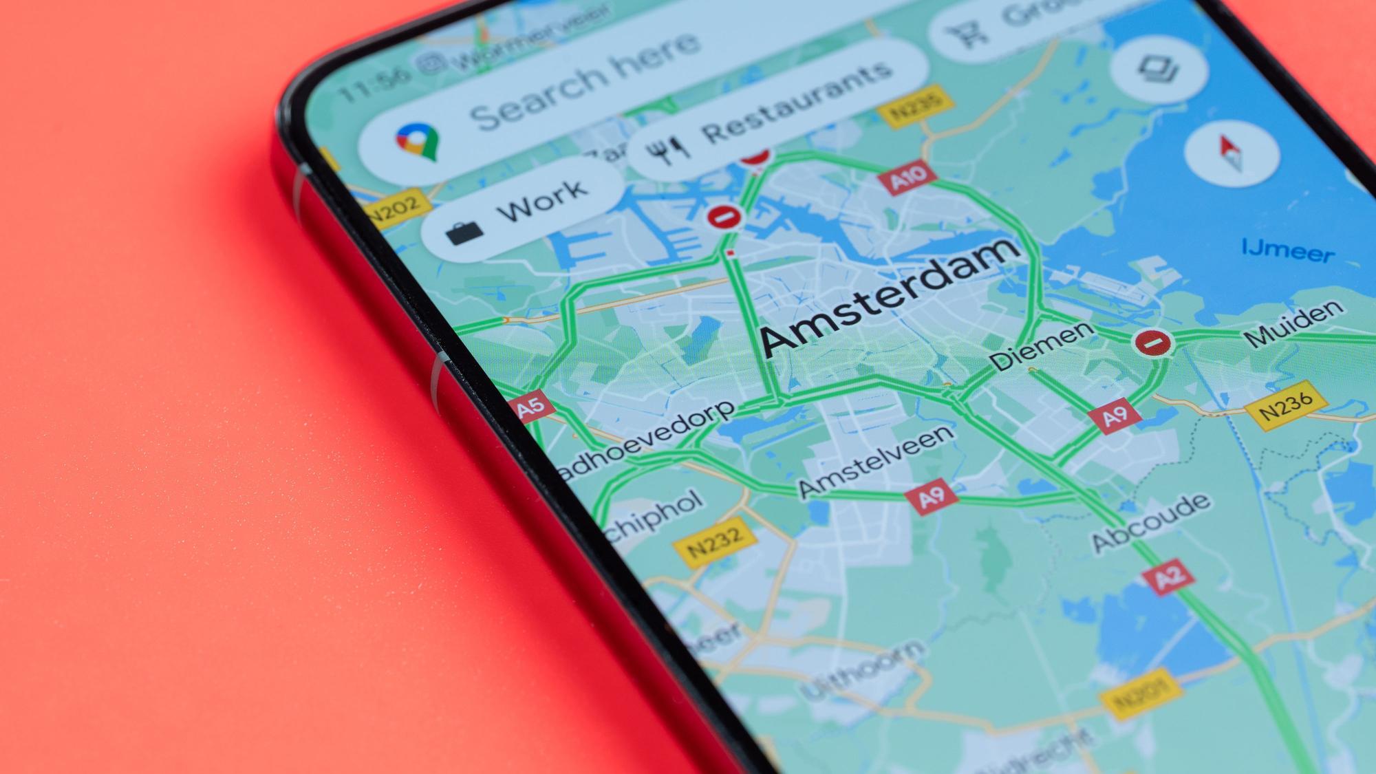 Screenshot eines Smartphones, das mit der Google-Maps-App einen Kartenausschnitt von Amsterdam zeigt.
