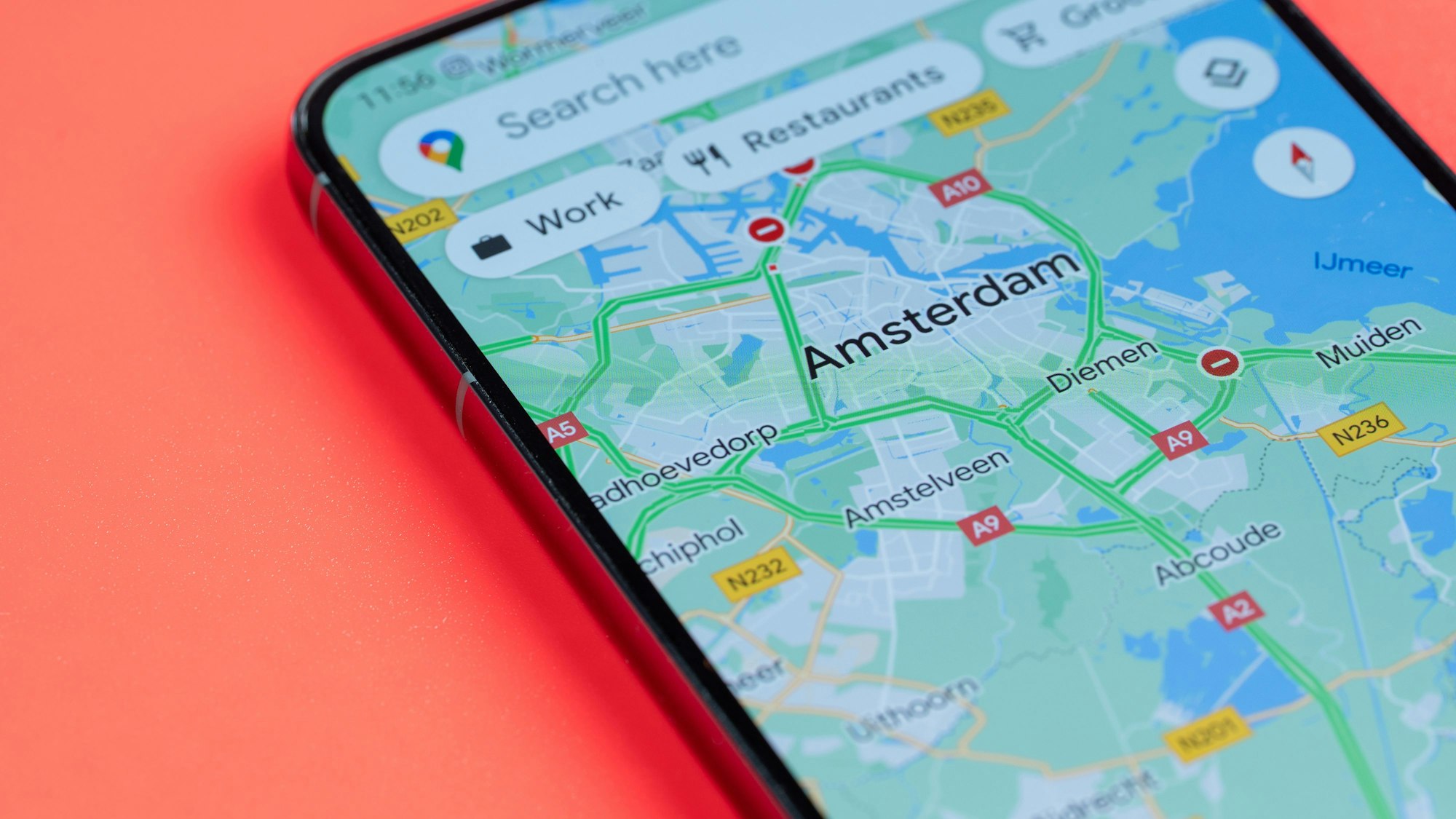 Screenshot eines Smartphones, das mit der Google-Maps-App einen Kartenausschnitt von Amsterdam zeigt.