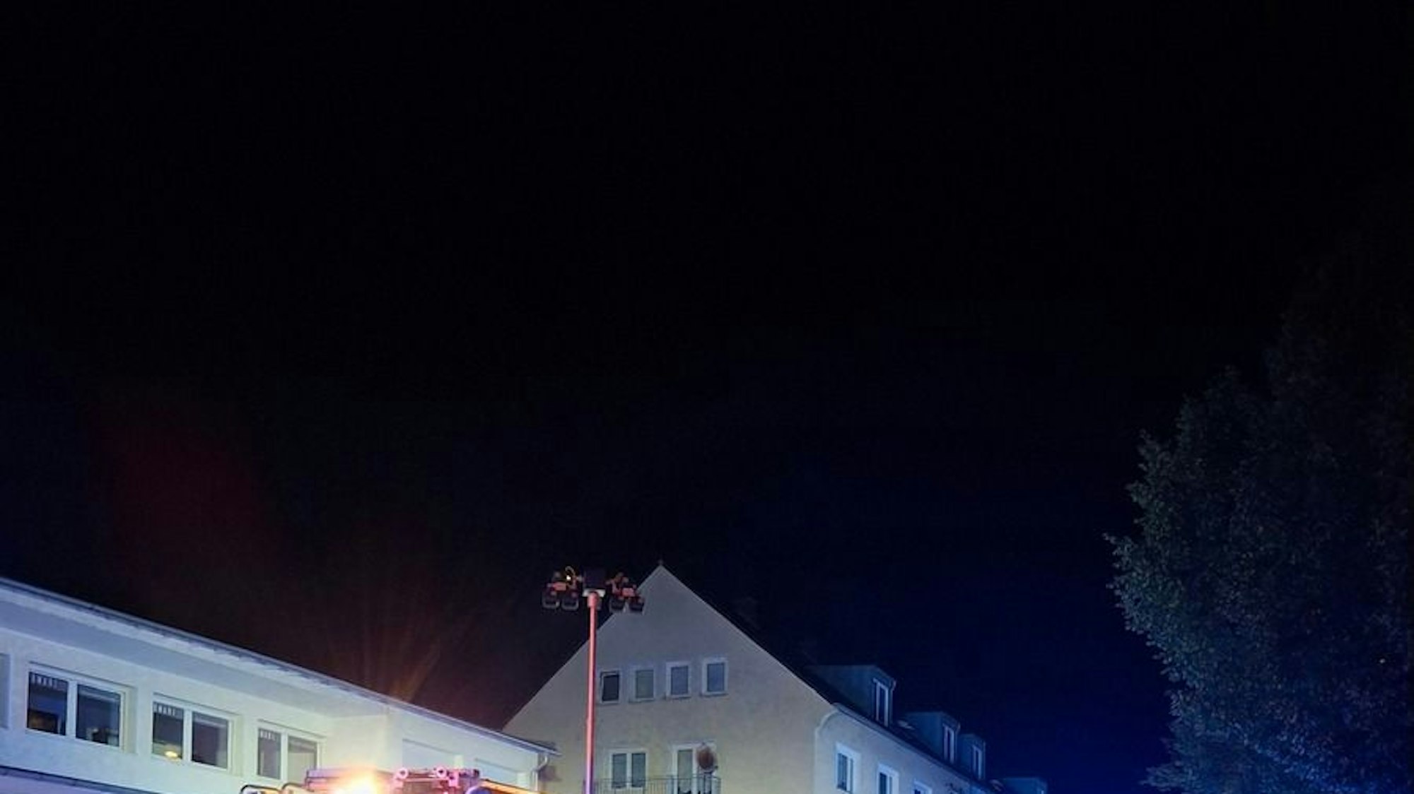 Feuerwehrleute bei Löscharbeiten an einem brennenden Gebäude in Bonn.