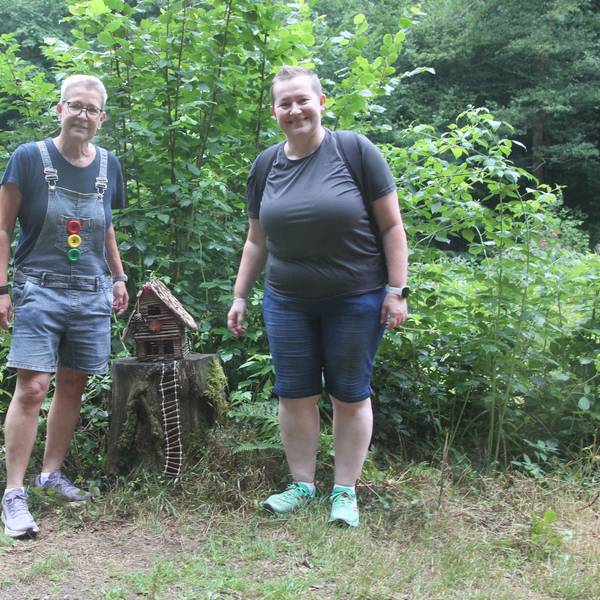 In Eitorf im Mengbachtal nahe Bourauel haben die Schwestern Elke Lohmberg (links) und Annette Lohmberg insgesamt 51 Wichtelstationen auf der gut fünf Kilometer langen Rundwanderung aufgestellt.