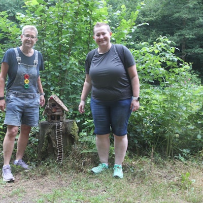 In Eitorf im Mengbachtal nahe Bourauel haben die Schwestern Elke Lohmberg (links) und Annette Lohmberg insgesamt 51 Wichtelstationen auf der gut fünf Kilometer langen Rundwanderung aufgestellt.