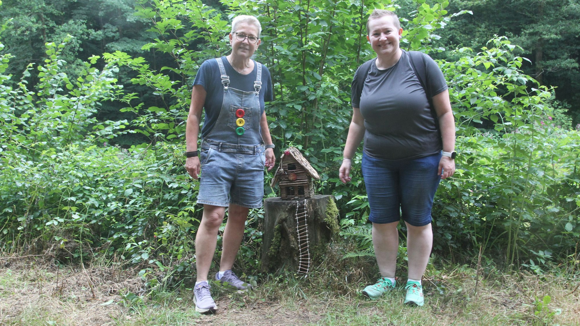 In Eitorf im Mengbachtal nahe Bourauel haben die Schwestern Elke Lohmberg (links) und Annette Lohmberg insgesamt 51 Wichtelstationen auf der gut fünf Kilometer langen Rundwanderung aufgestellt.