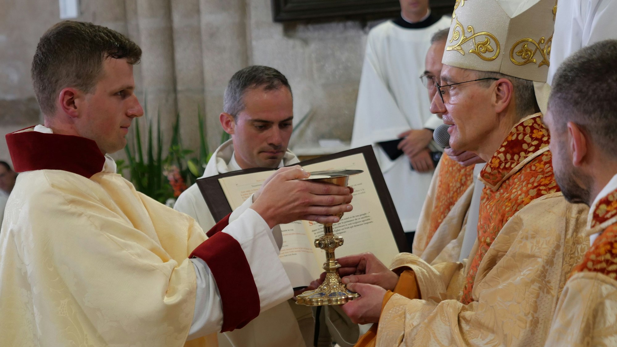 Zu sehen sind der Erzbischof von Cambrai und Don David Stolz bei der feierlichen Priesterweihe.
