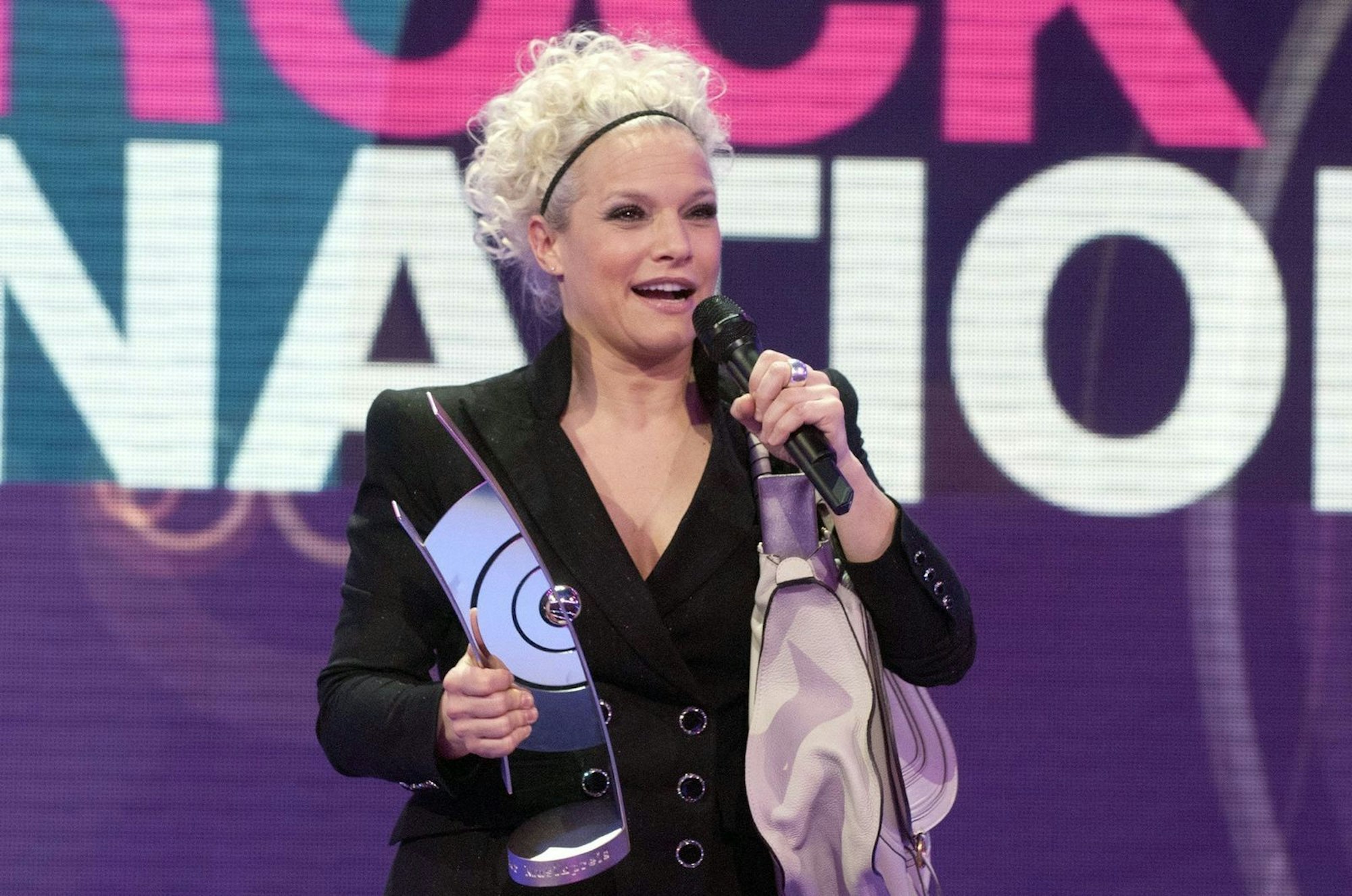 Moderatorin Ina Müller nahm den „Echo“ gleich selbst mit nach Hause. (Bild: ARD / Max Kohr)