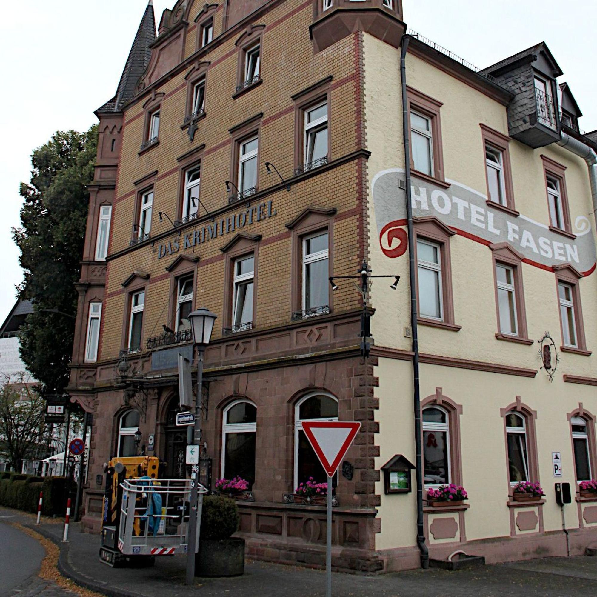 Außenansicht des mehrstöckigen Hotels im Ortskern von Hillesheim.