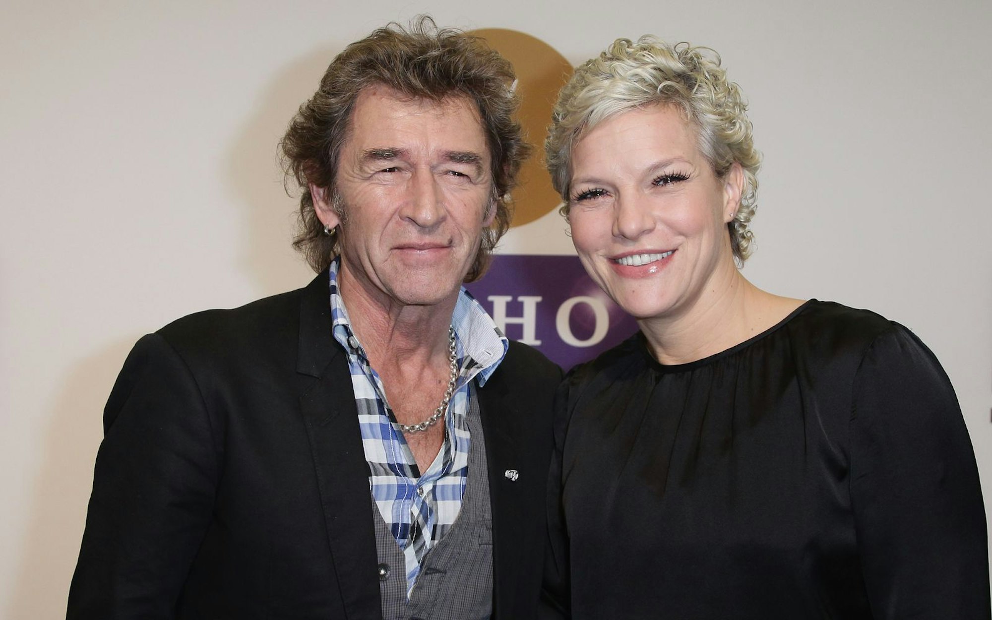 Gemeinsam mit Musiker-Kollege Peter Maffay posiert Ina Müller bim Echo 2011 für die Kameras. (Bild: 2011 Getty Images/Andreas Rentz)
