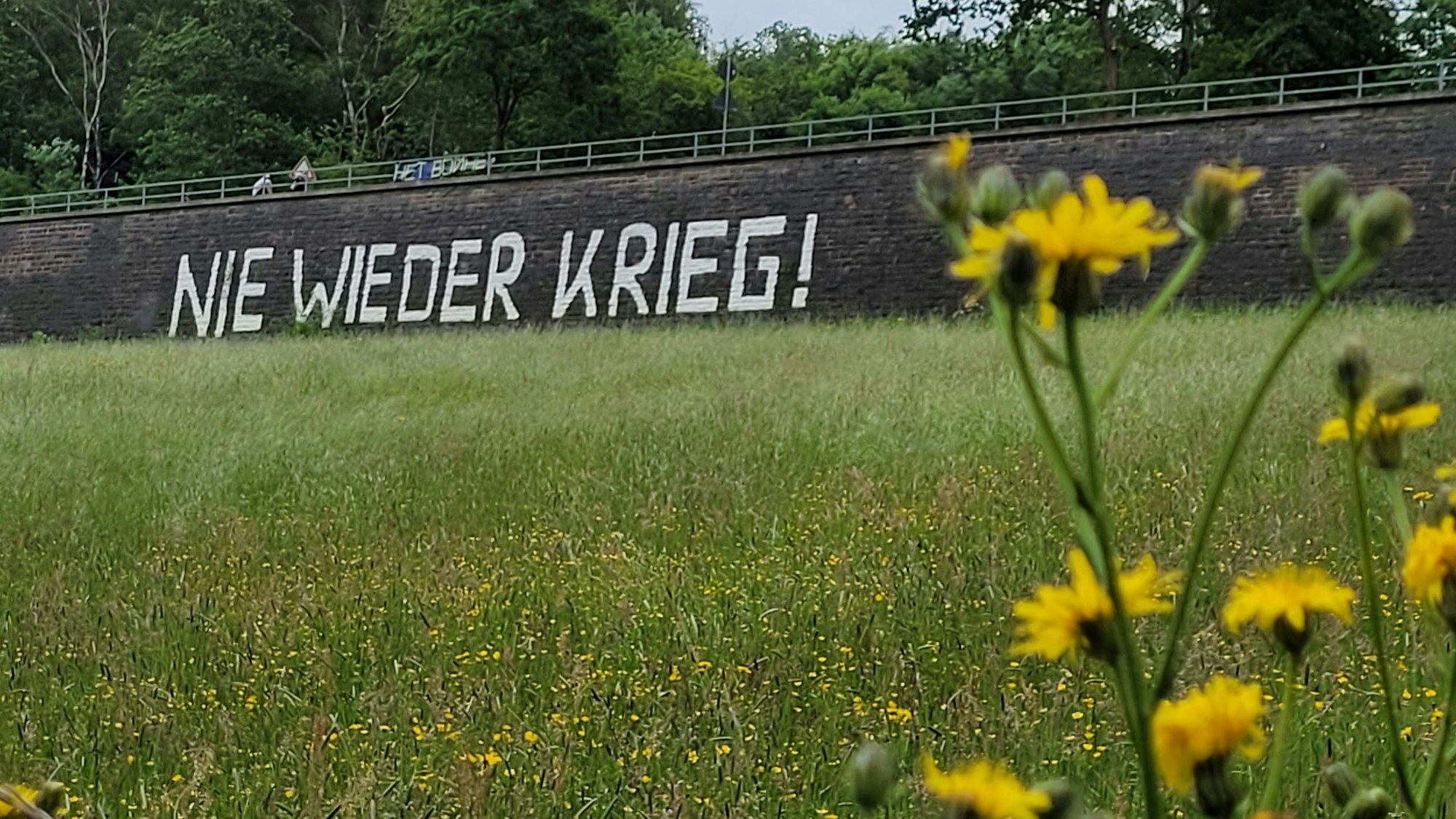 Seit 1982 trägt die sogenannte Friedensmauer in Waldbröl ihren Schriftzug „Nie wieder Krieg!“. Diese wird von Kindern und Jugendlichen der städtischen Gesamtschule immer wieder aufgefrischt.