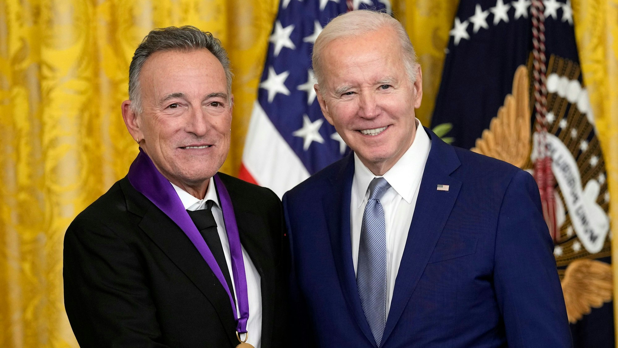 Joe Biden überreicht dem Musiker Bruce Springsteen die National Medal of the Arts 2021 im Weißen Haus in Washington. Sie an Künstler verliehen, die einen besonderen Beitrag zur amerikanischen Kultur geleistet haben.