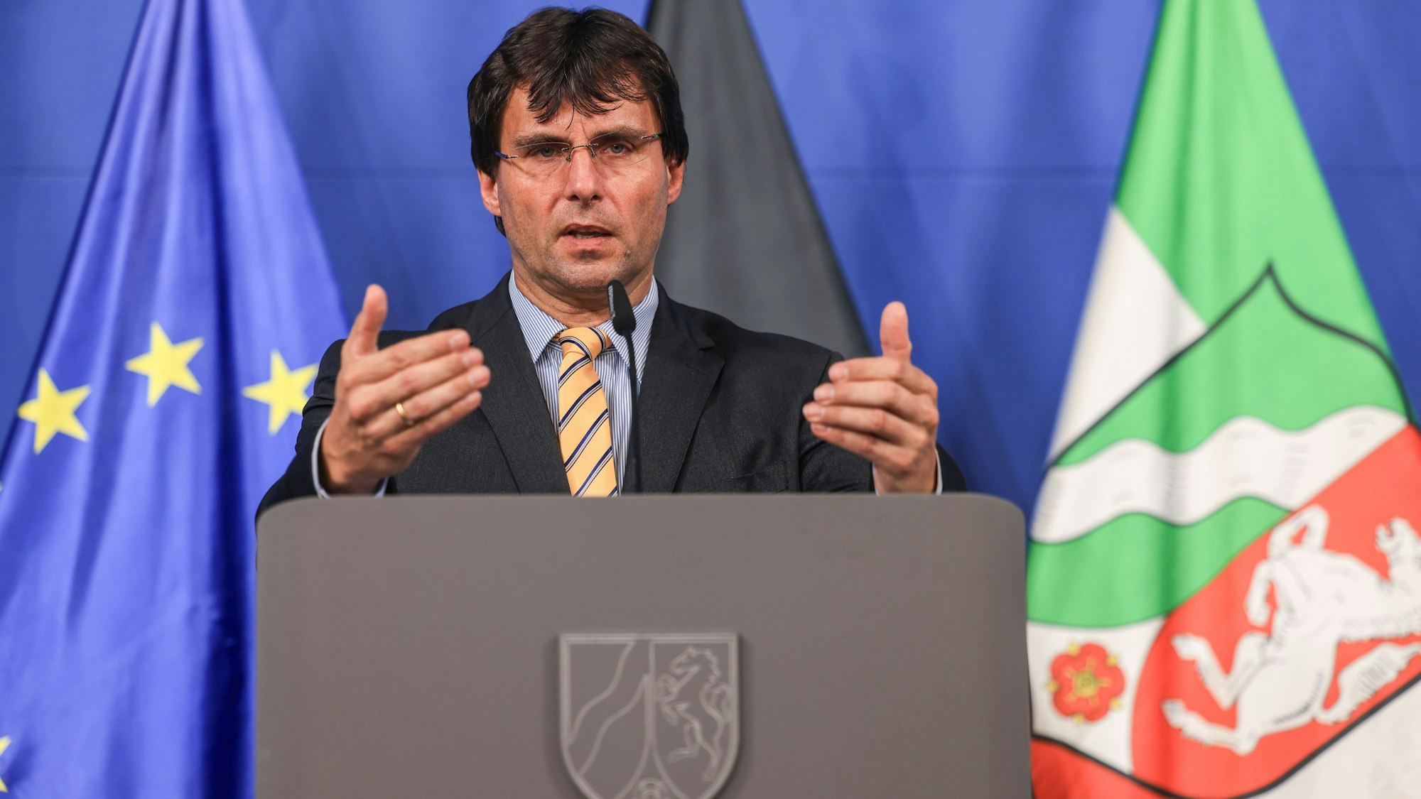 Marcus Optendrenk, NRW-Finanzminister, bei einer Pressekonferenz