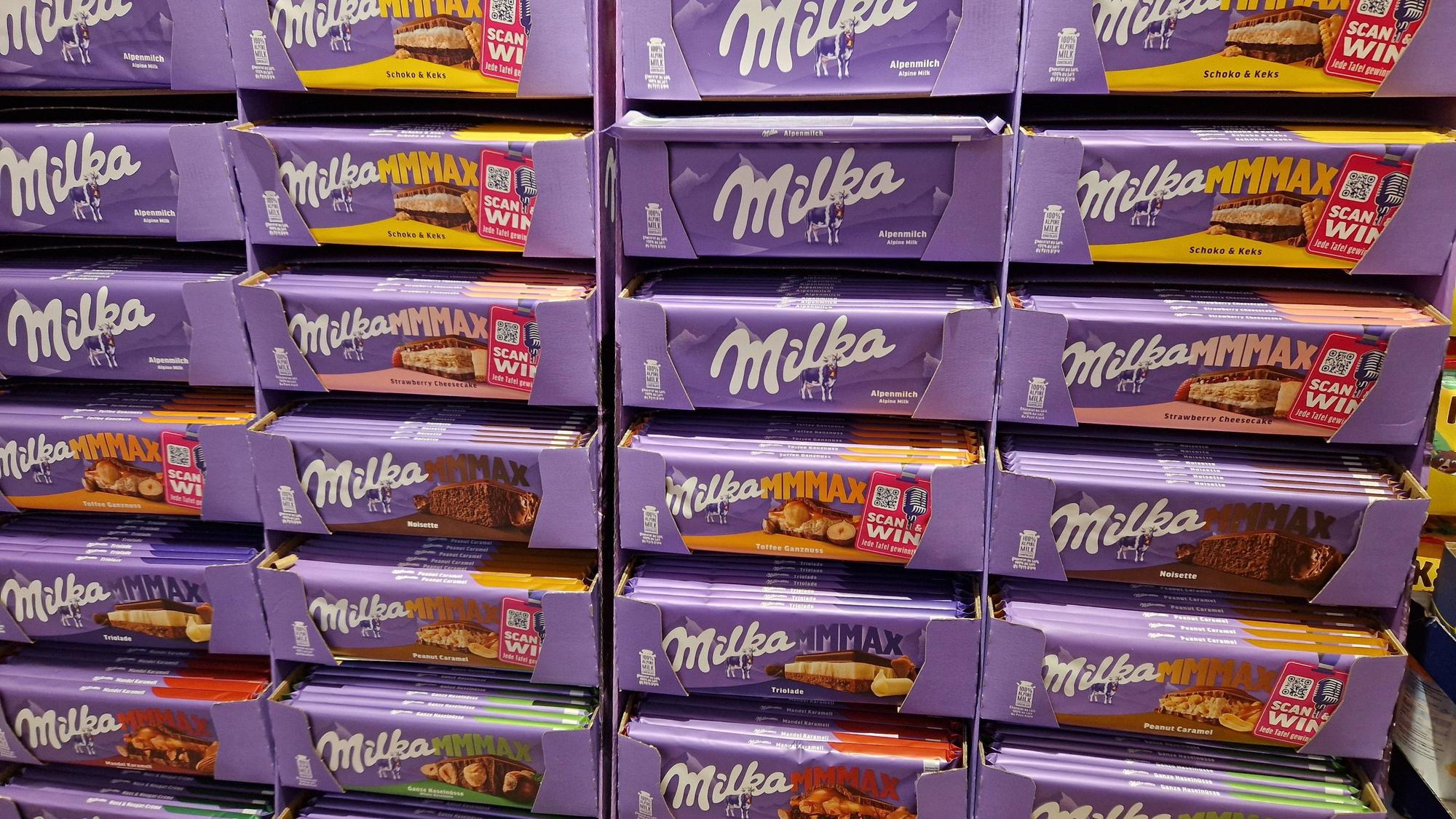 Milka-Tafeln in einem Display.