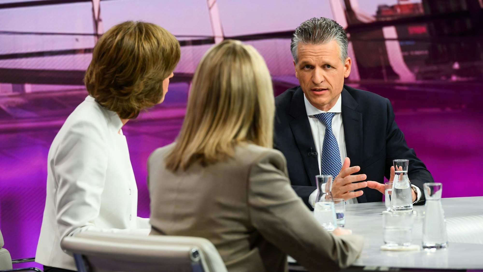 Thorsten Frei und Verena Hubertz waren bei Maybrit Illner zu Gast. (Bild: Jule Roehr/ZDF)