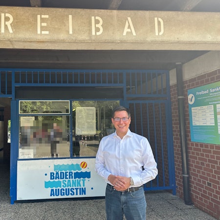 Bürgermeister Dr. Max Leitterstorf möchte das Freibad sanieren.