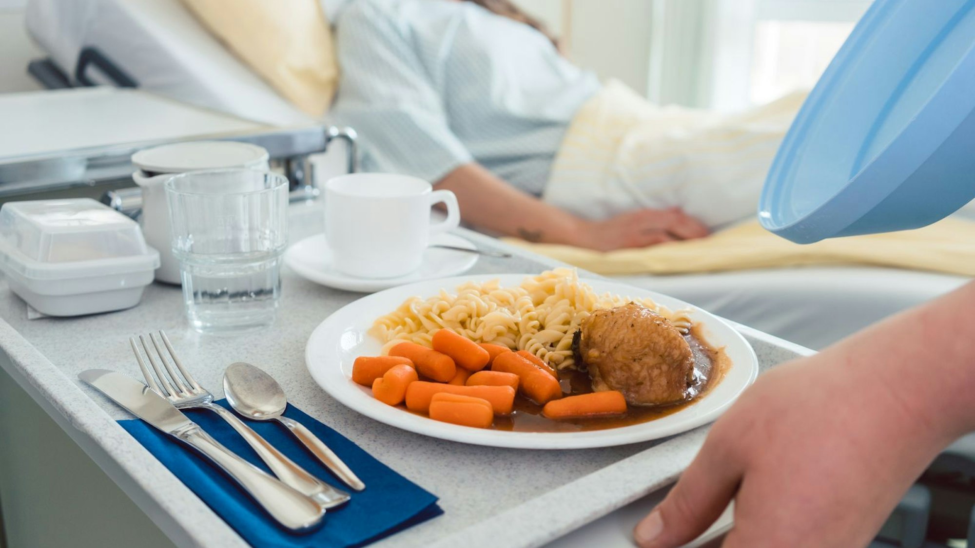 Das Essen in deutschen Krankenhäusern und Pflegeeinrichtungen ist auf längere Zeit ein Risiko für die Gesundheit. (Bild: iStock/EyeEm Mobile GmbH)