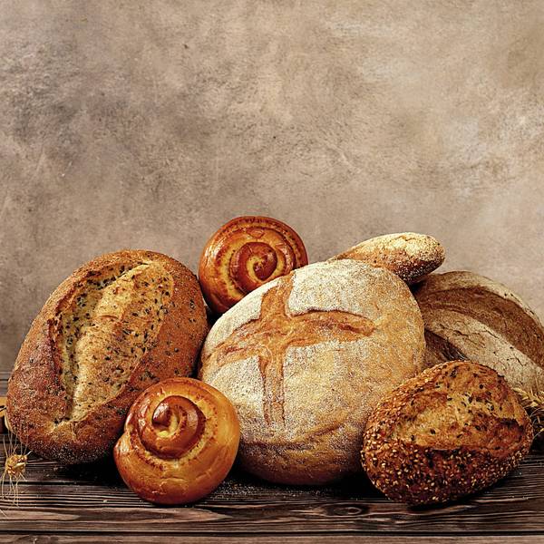 Frisch gebackene Bäckereiprodukte auf Holzhintergrund.