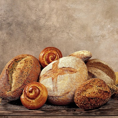 Frisch gebackene Bäckereiprodukte auf Holzhintergrund.