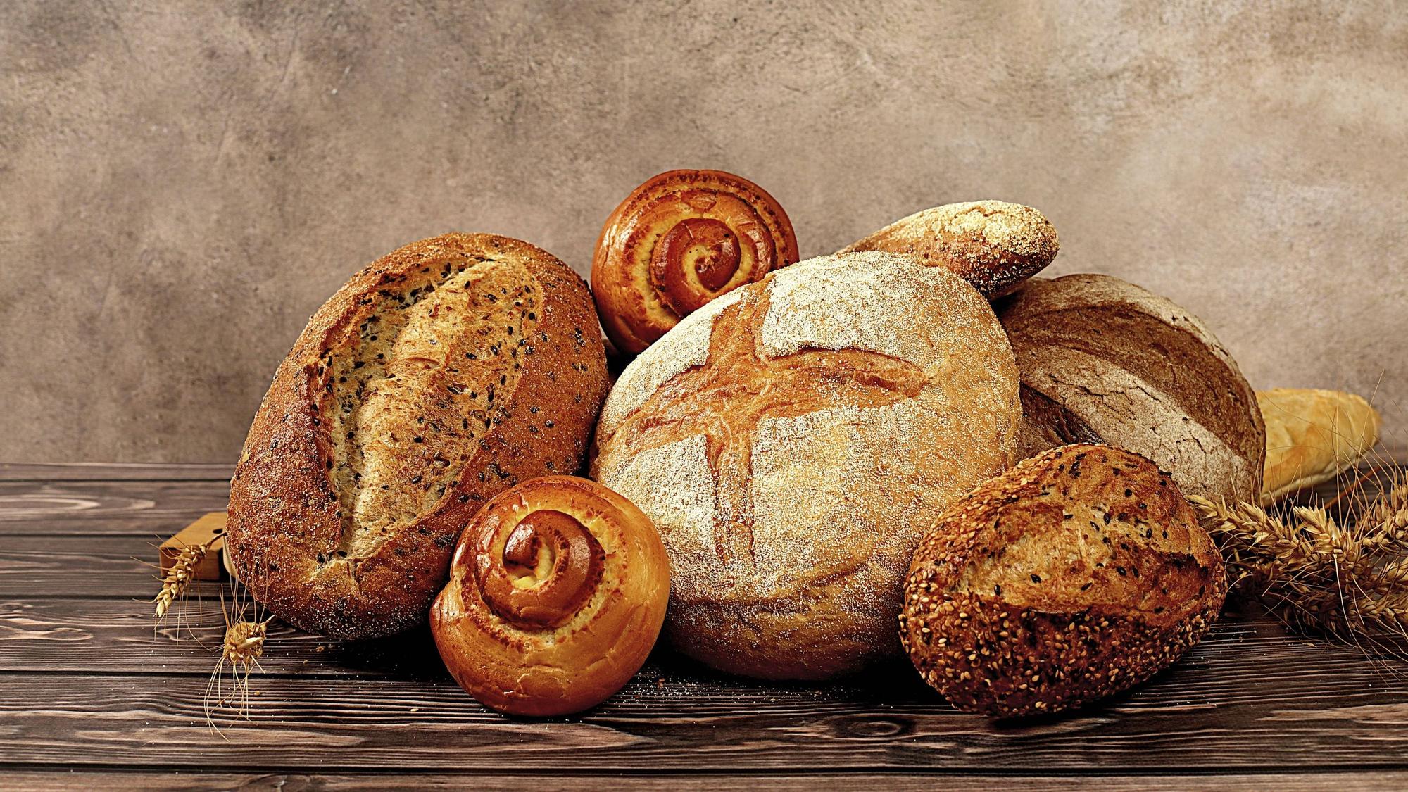 Frisch gebackene Bäckereiprodukte auf Holzhintergrund.