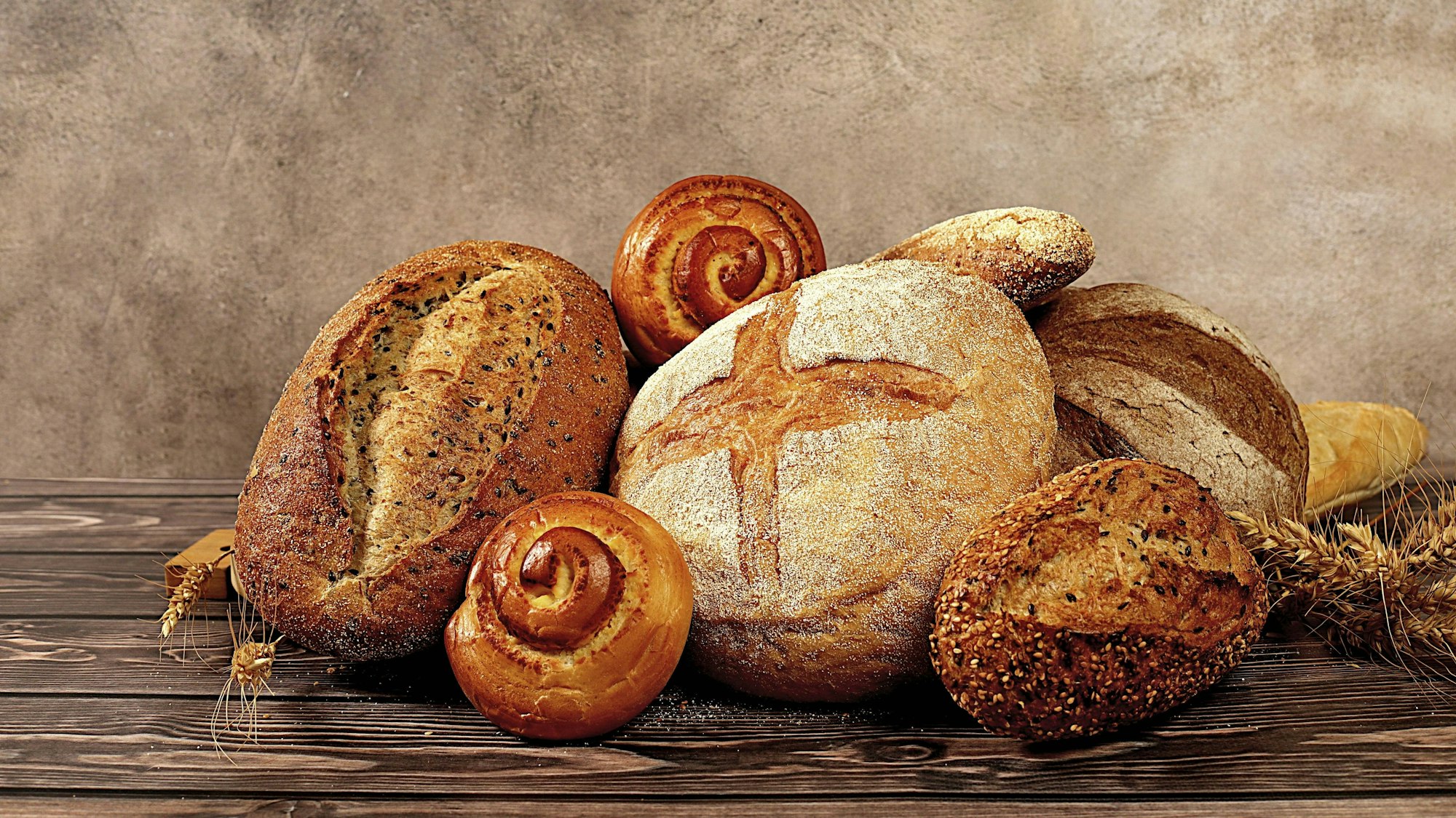 Frisch gebackene Bäckereiprodukte auf Holzhintergrund.