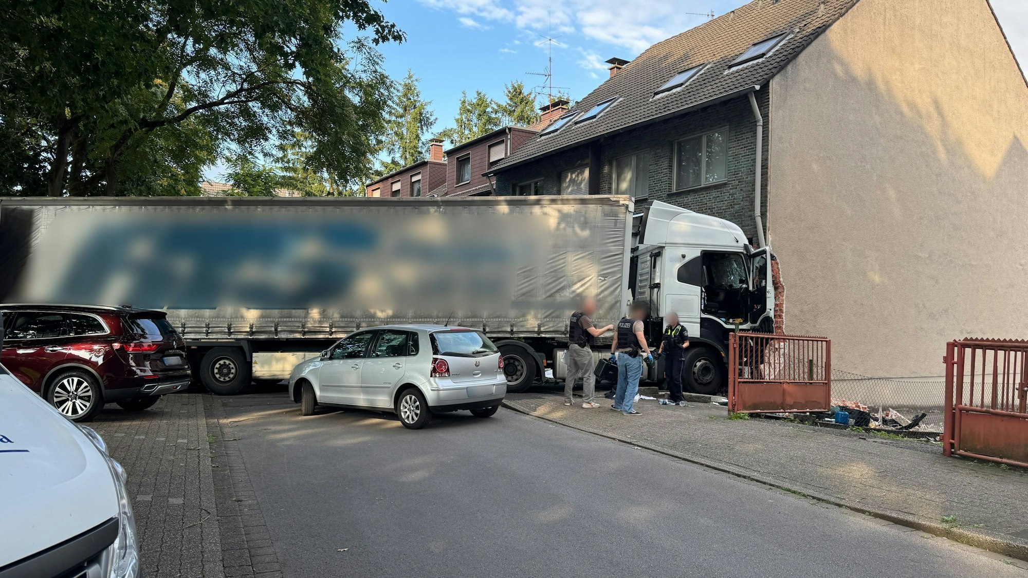 Ein Sattelschlepper steht mit dem Führerhaus an einer Hauswand in Oberhausen.