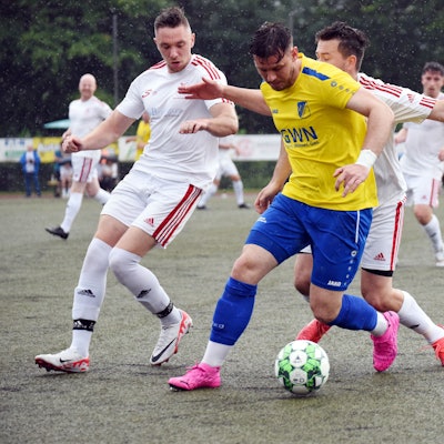 Eine Spielsitation auf dem Fußballplatz.