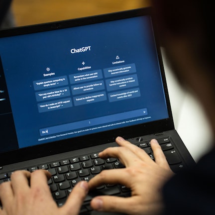 Ein Mensch gibt einen Text in ChatGPT ein.