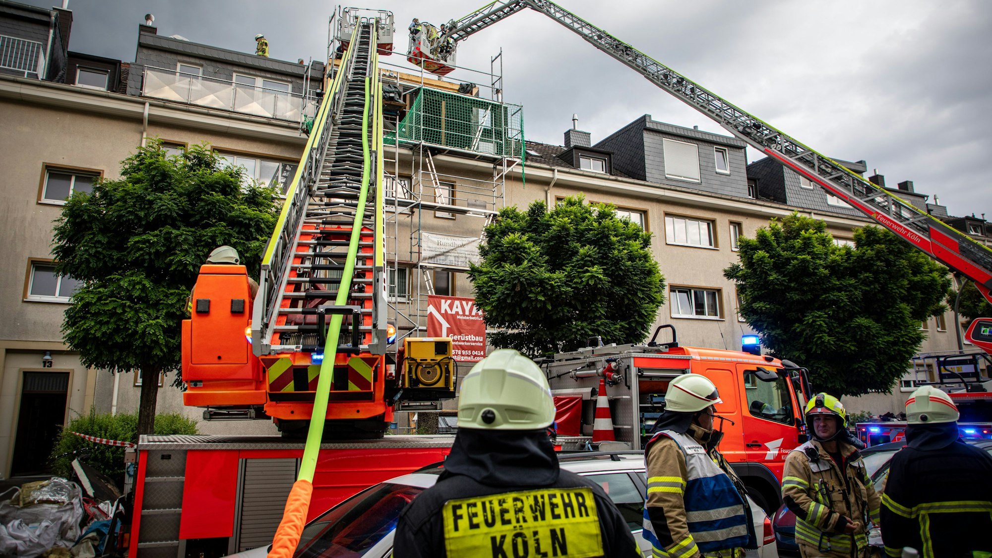 Die Feuerwehr bekämpfte am Samstag in der Nonnenwerthstraße einen Dachstuhlbrand.